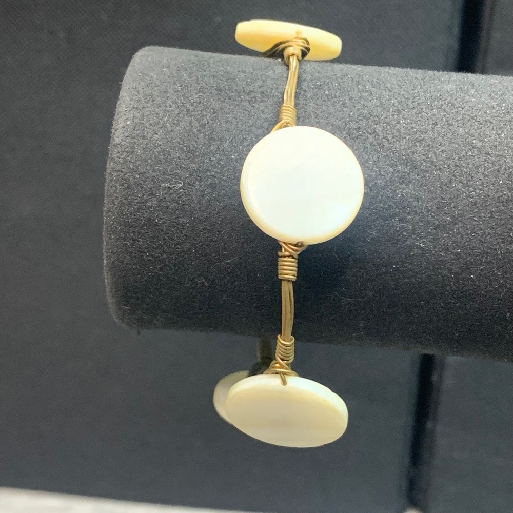 Handmade Gold Tone Wire Wrapped Cream Shell Disc Bangle Bracelet 8.5 Inch